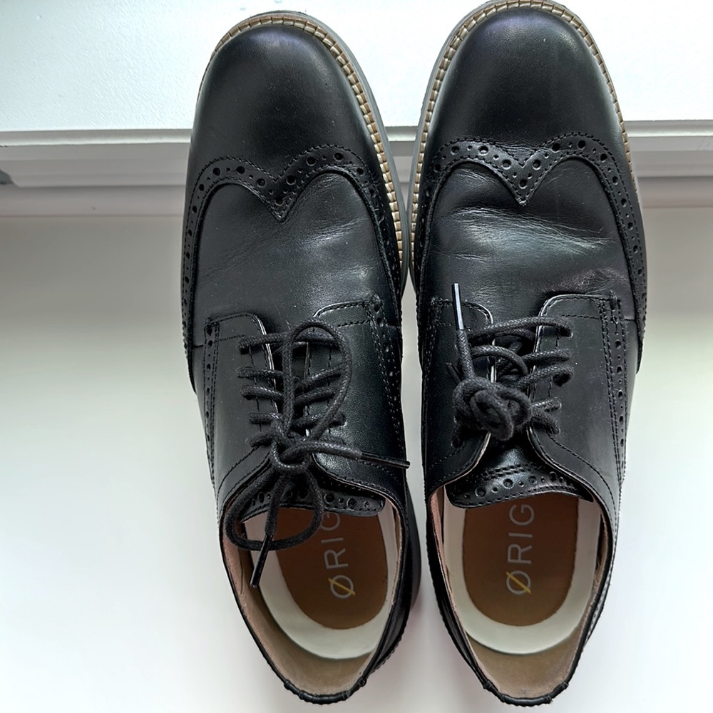 Men’s black size 8M Wing Oxfords. Lightly worn.